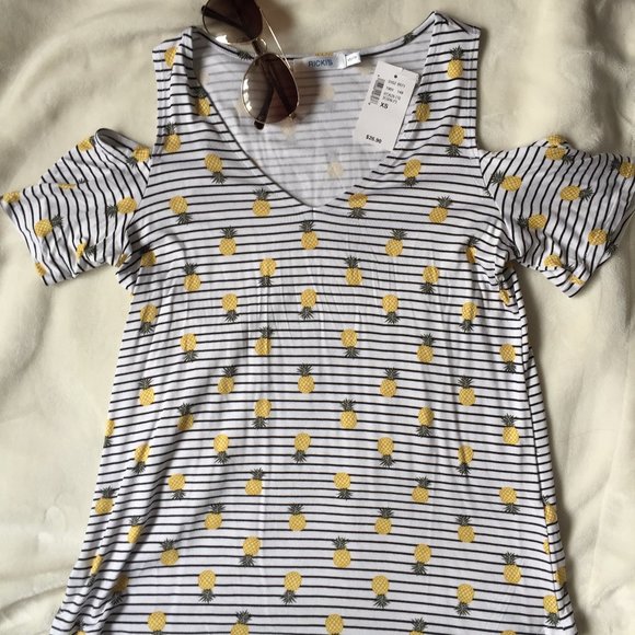 Cold Shoulder Top & Cosmetic Bag - NWT - Picture 6 of 7